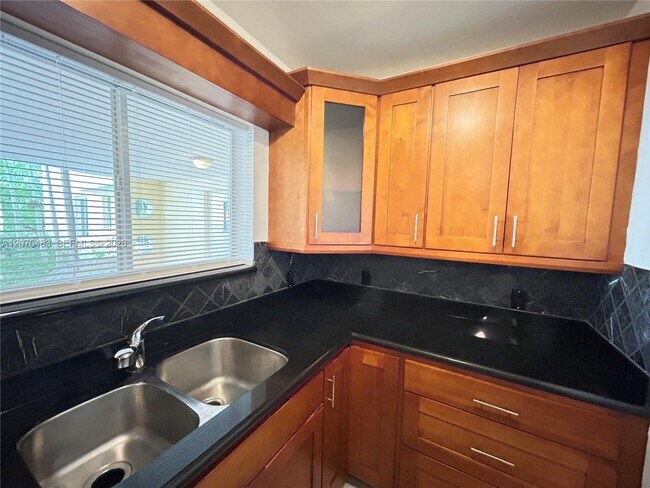 Photo - 2880 Pine Tree Dr Unidad 3