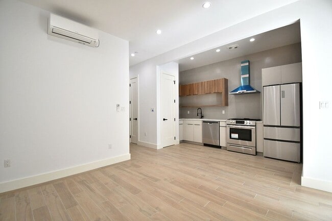 Photo - 582 E 138th St