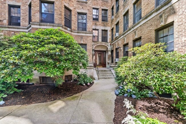 Building Photo - 118 Riverway Unit 32