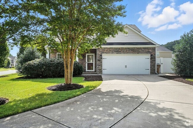 Building Photo - AVAILABLE NOW! GREAT HOME IN GARNER, NC.