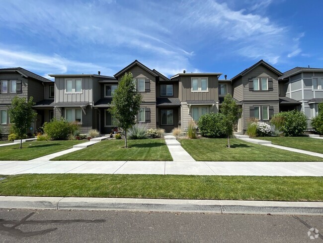 Building Photo - 3 Bedroom Townhome  in SW Redmond  - Parkl...