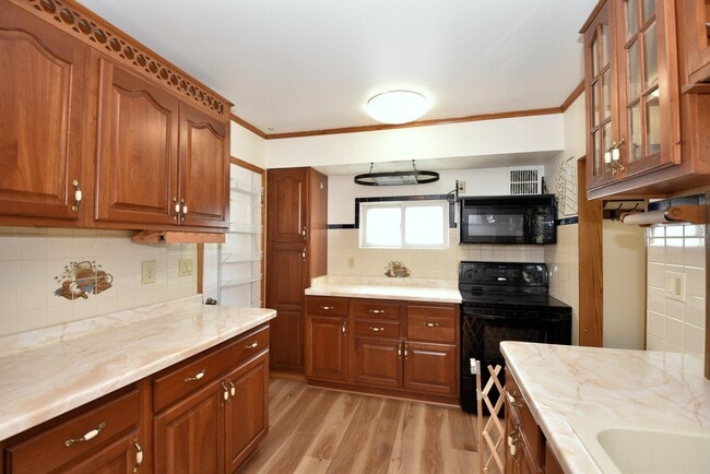 Photo - 554 Robertson St