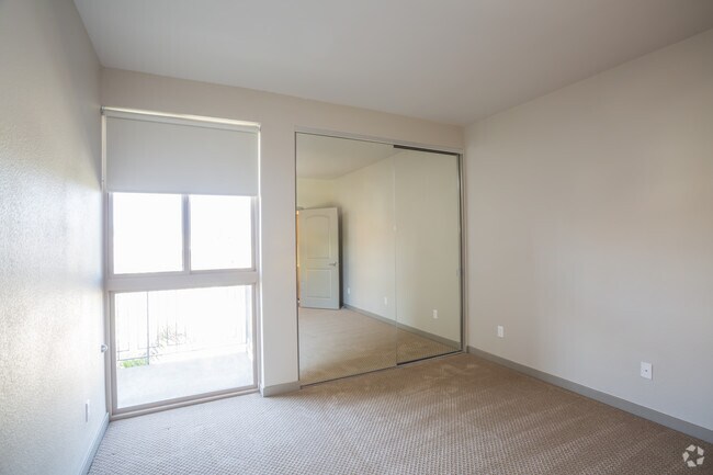 1 BR, 1 BA - 588 SF