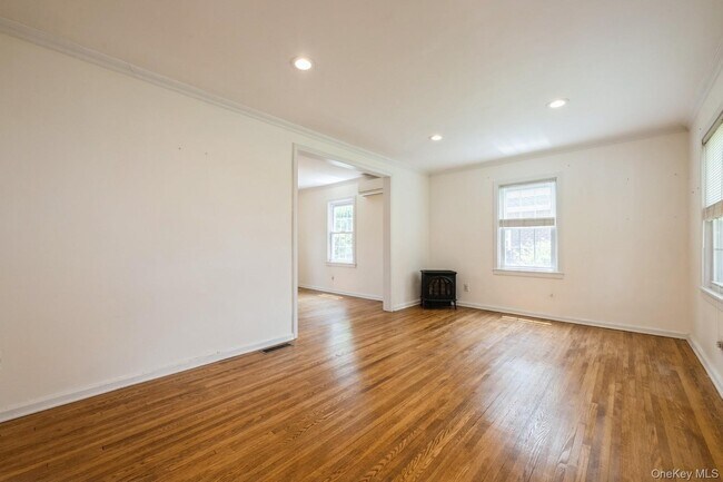Photo - 212 Fernwood Terrace