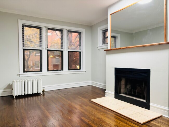 Photo - 635 W Roscoe St