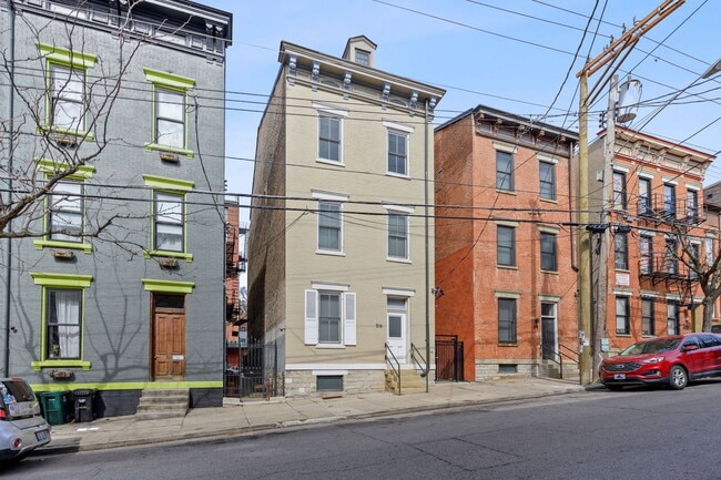 Building Photo - 516 E 13th St Unit 4