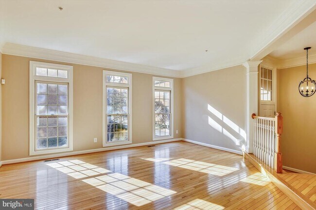 Photo - 707 Hawkins Way