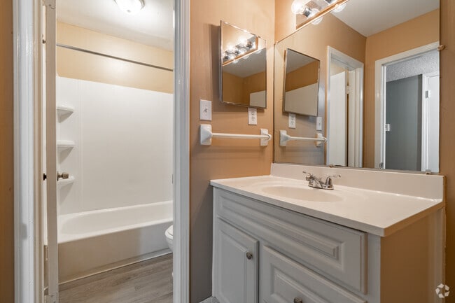 2BR, 1.5BA - 1000SF - Bathroom