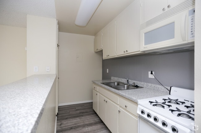 Studio, 1BA - 525 SF