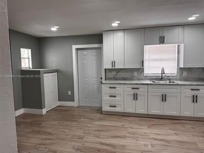 Building Photo - 141 W 6th St Unit C