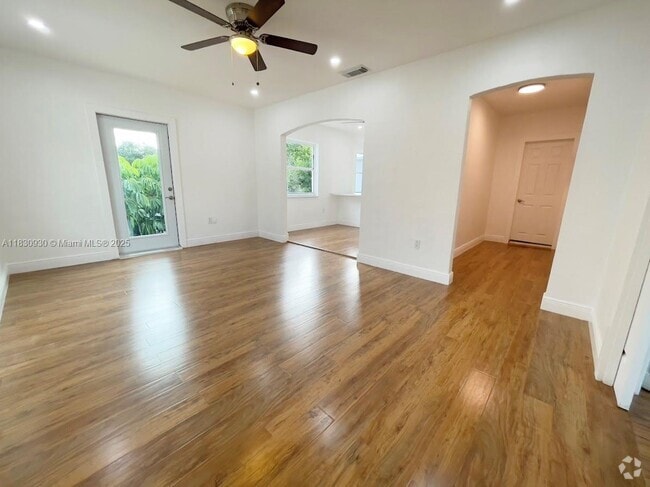 Building Photo - 675 SW 19th Rd Unit 1 Rental