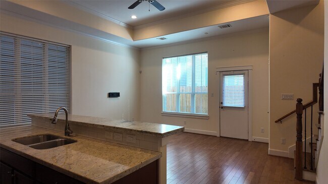 Photo - 902 W 20th St