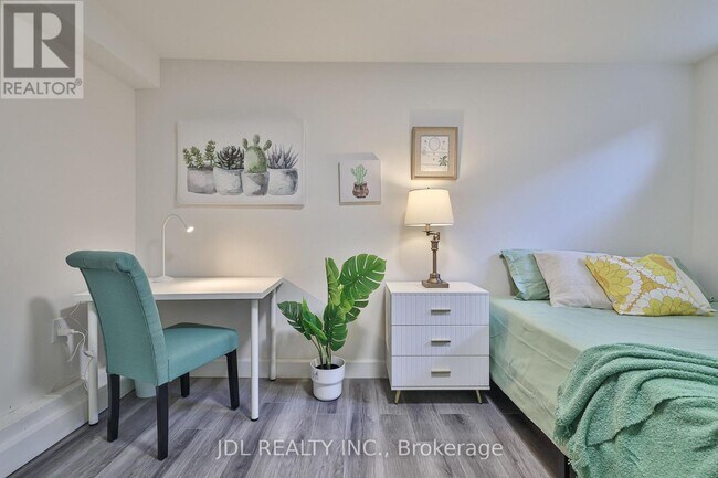 Photo - 5 Sorauren Ave Unité 1