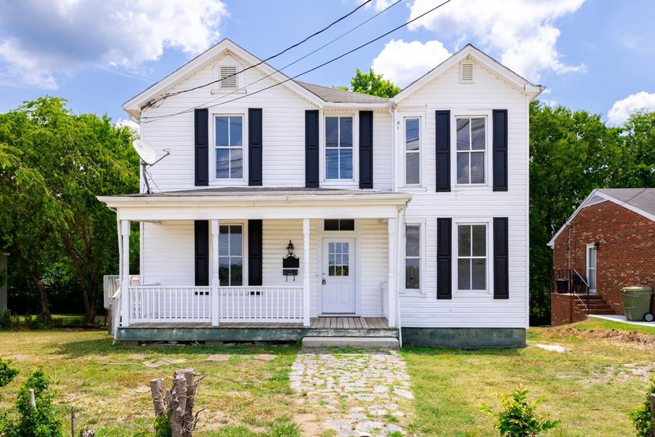 Spacious 4 bedroom home on Main Street! - Spacious 4 bedroom home on Main Street!