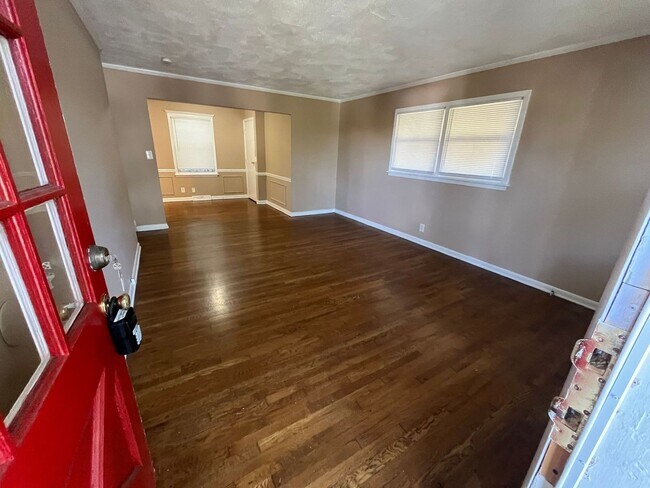 Photo - 921 Millikin St