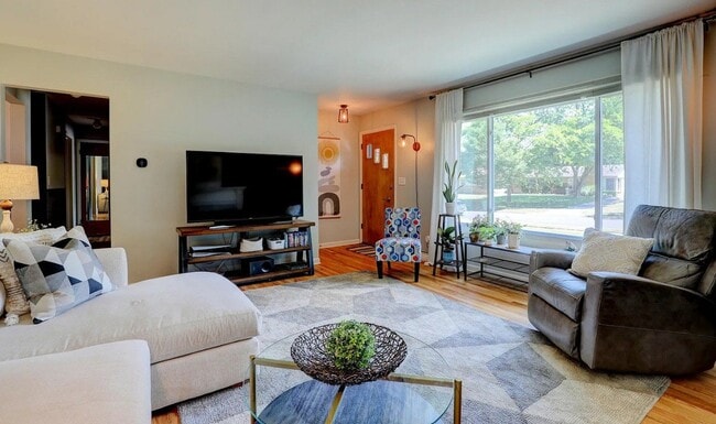 Photo - 1441 Lewison Ave NE