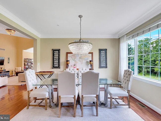 Building Photo - A stunning end-unit carriage home with an ...