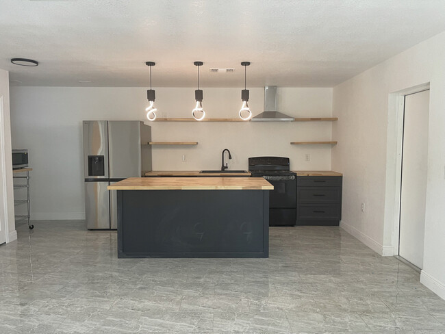 Photo - 1501 Loring St Casa