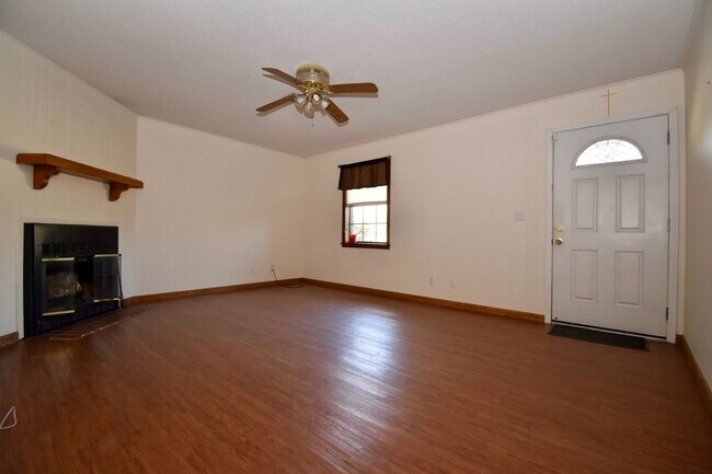 Photo - 3 Bedroom 2 Bath Home in Quitman