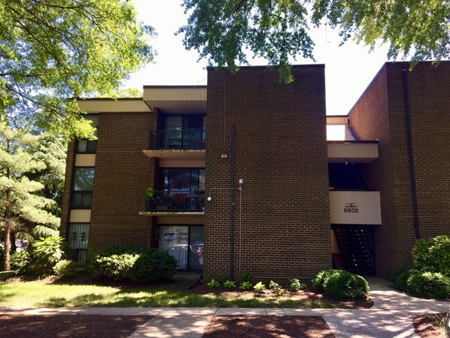 Building Photo - An Efficiency Apartment on the Third Floor...