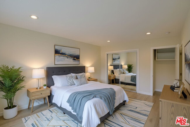 Building Photo - 1277 W 23rd St Unit 3