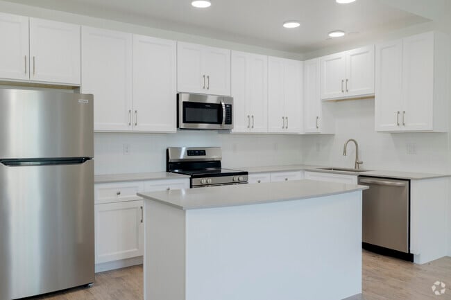 2BR, 2BA - 840SF - Kitchen - Williams Court