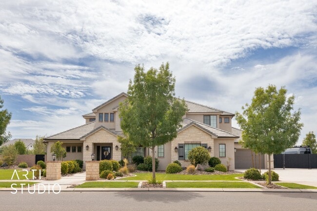 Building Photo - Gorgeous 5 bed 4 bath with AWESOME BACK YA...
