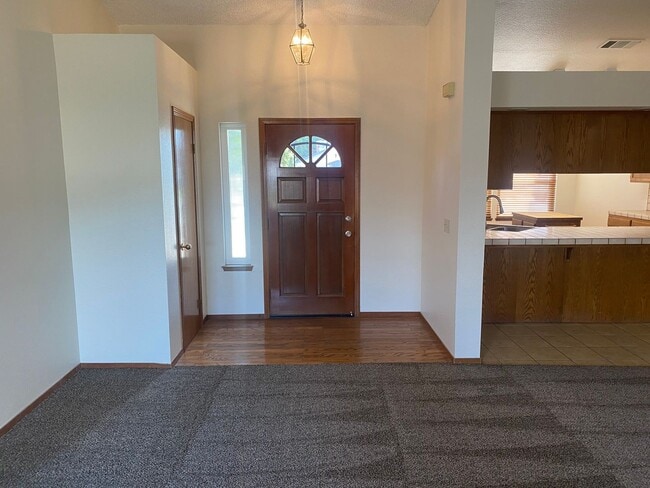 Photo - 3 Bedroom 2 Bathroom in SE Visalia