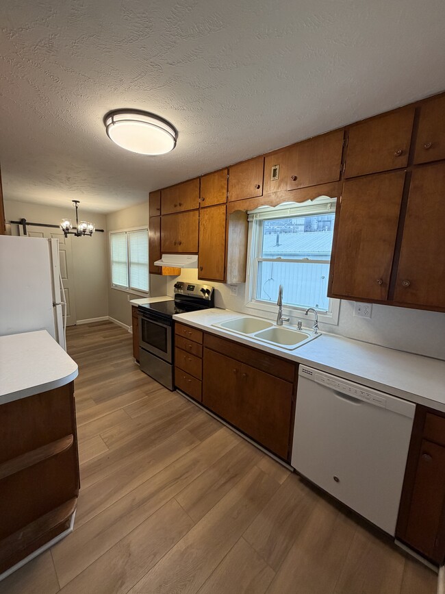Photo - 315 W 16th St