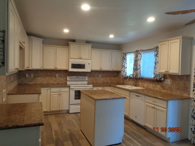 Photo - 720 Devonshire Ct