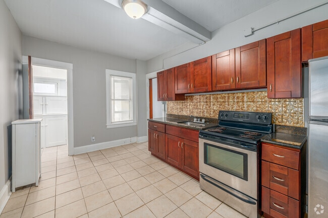 1BR, 1.5BA - 700SF - Kitchen
