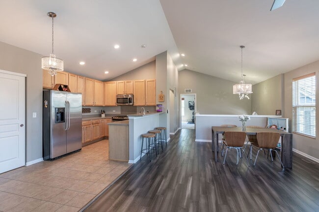 Photo - 472 Valentine Way