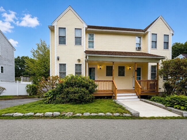 438 Plantation St