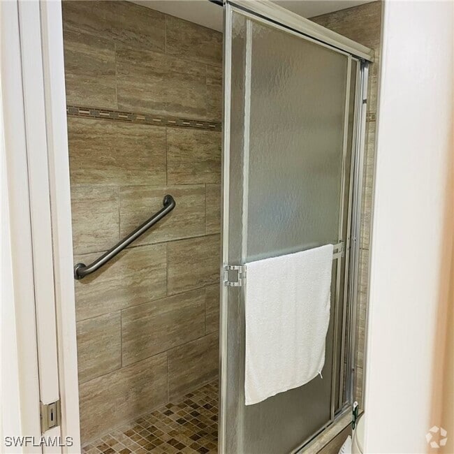 Building Photo - 5790 Trailwinds Dr Unit 114 Rental