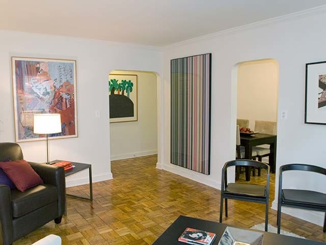 Sala de estar y comedor con pisos de superficie resistente - eaves Tunlaw Gardens