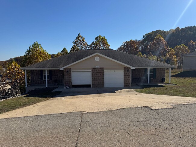 Building Photo - 3bed/2bath duplex with garage