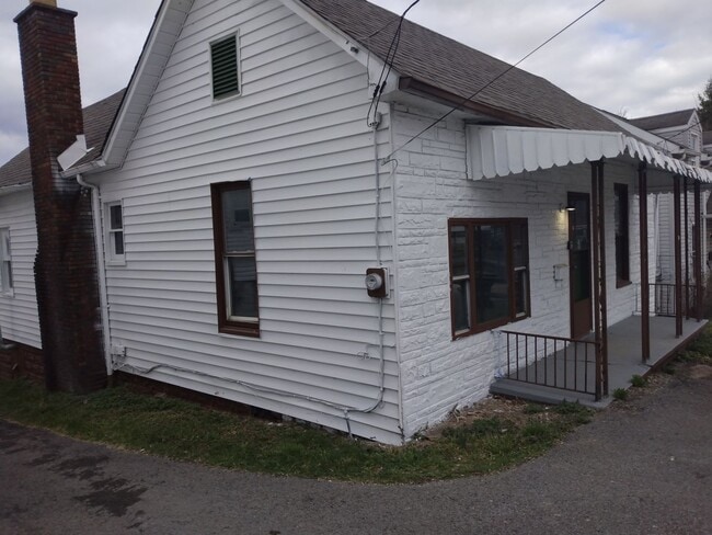 Building Photo - Spacious 2 Bedroom 1 Bathroom