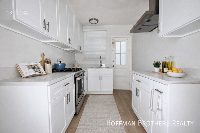 Building Photo - 4147 S Bronson Ave Unit 1