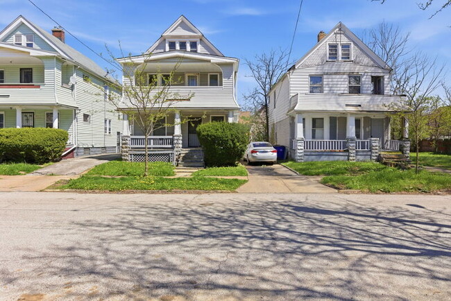 Building Photo - 2935 E 121st St Unit Upper