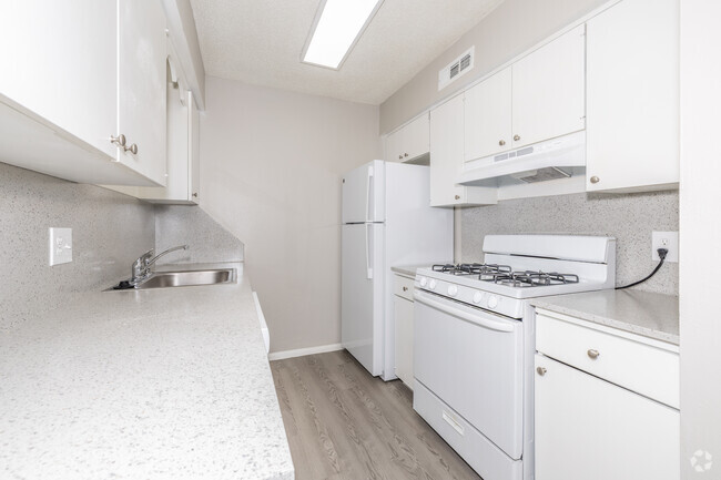 1BR, 1BA -725SF - Kitchen