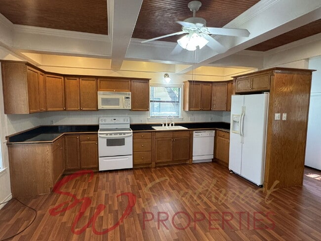 Photo - Outstanding 3 bedroom with extra bonus room and screened in porch!