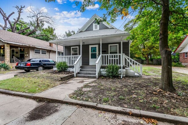 Photo - 3 Bedroom 2 bath home with garage in a prime location!