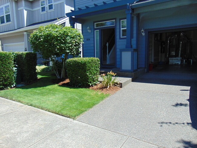 Building Photo - 3 Bedroom A/C Pet Friendly - Hillsboro