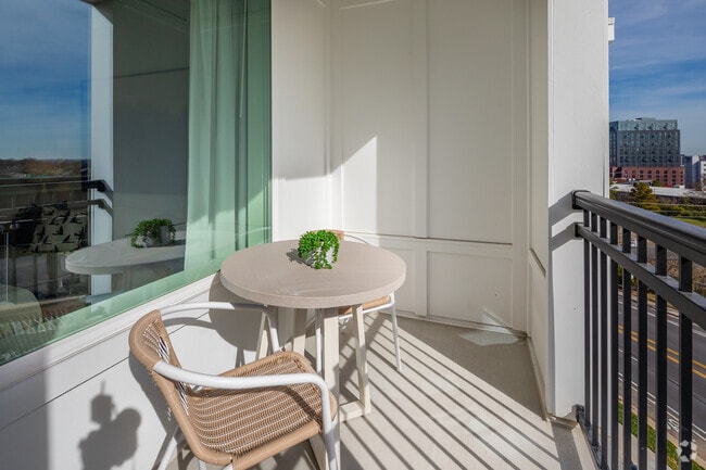 1BR, 1BA - A4.4 - 635SF - Balcony
