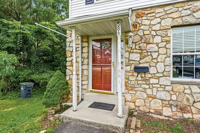 Photo - 586 Taylor St