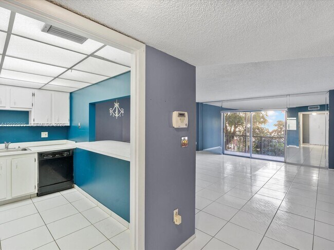 Building Photo - 4172 Inverrary Dr Unit 306