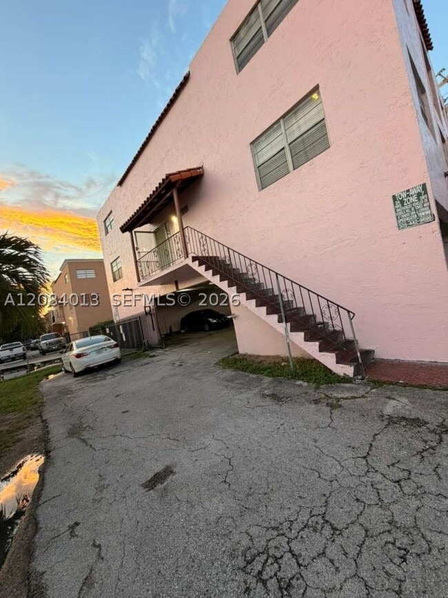Building Photo - 1255 W 53rd St Unit 202