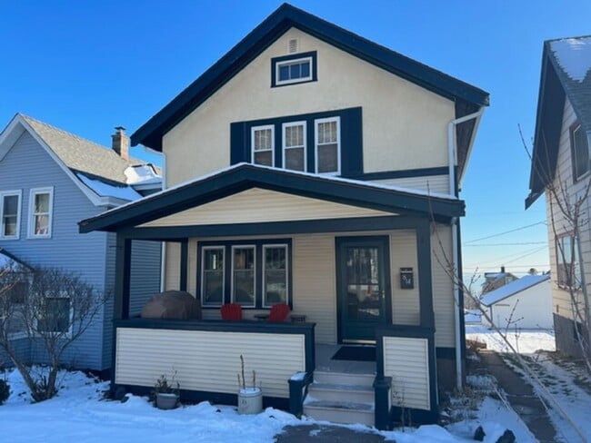 Building Photo - Duluth MN - 3 Bedroom - 2 Bath - 1 Car Gar...