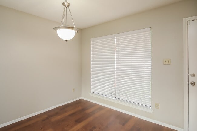 Photo - 2710 Village Ct