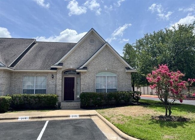 Building Photo - 215 Navarro Dr Unit 215 Navarro